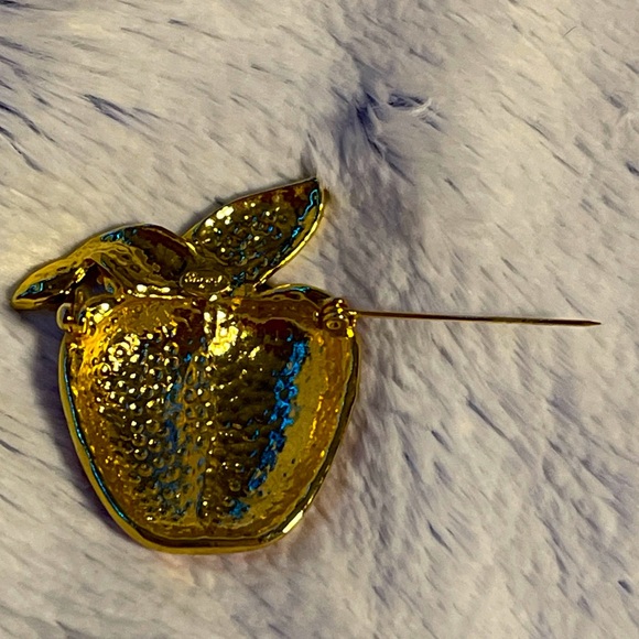 Vintage bright red Apple brooch with three clear stones set in the stem. - Picture 3 of 6